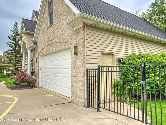 5th image of 6542 White Clover Dr