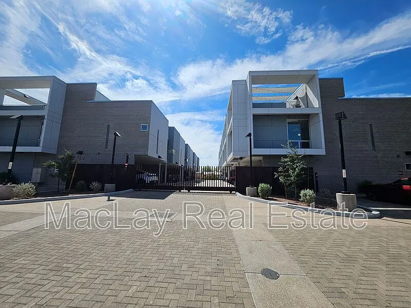 1 bed, 1.5 bath, 1208 sqft, $1,595 — Photo 2
