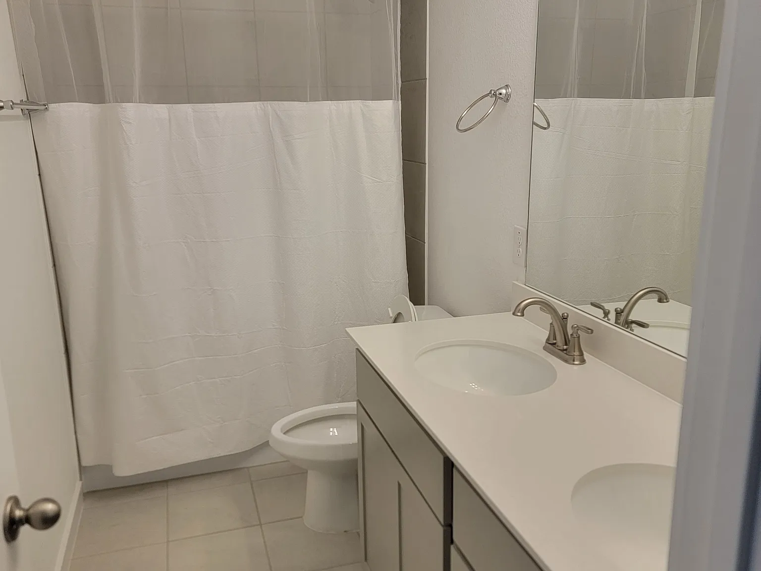 5 bed, 3040 sqft, $1,000 — Photo 2