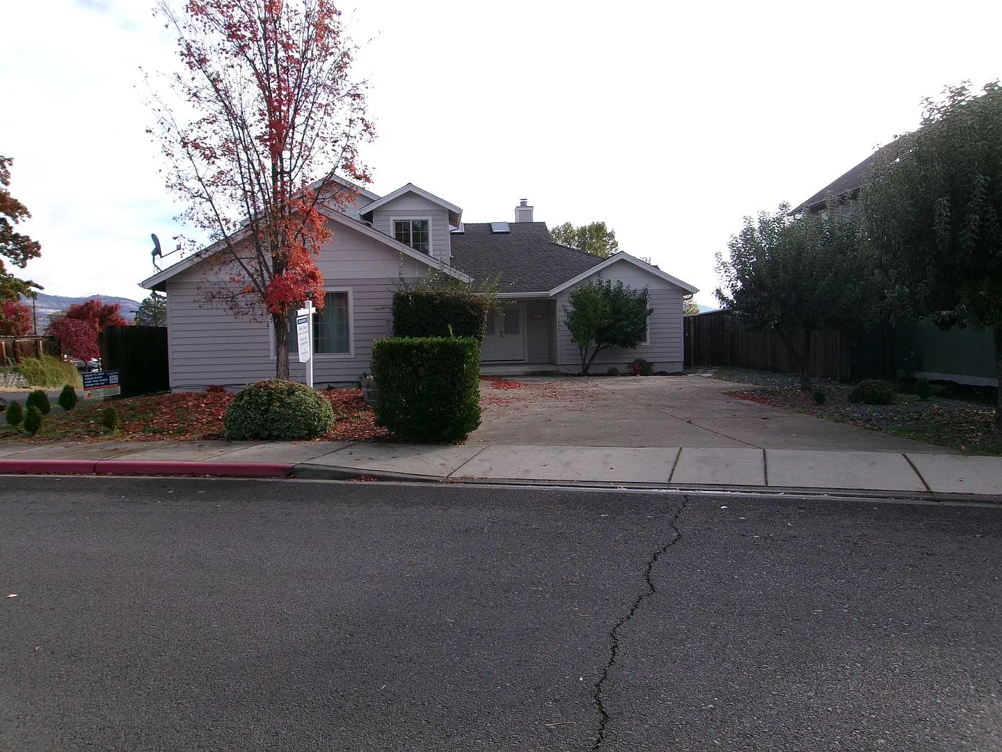 Large 2 story 4 bedroom house in Eagle Point — Photo 1