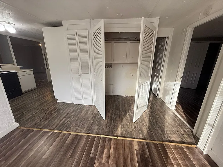 16584 Lakeway Cir — Photo 11