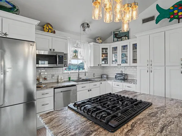 192 Barracuda St, Bayou Vista, TX 77563