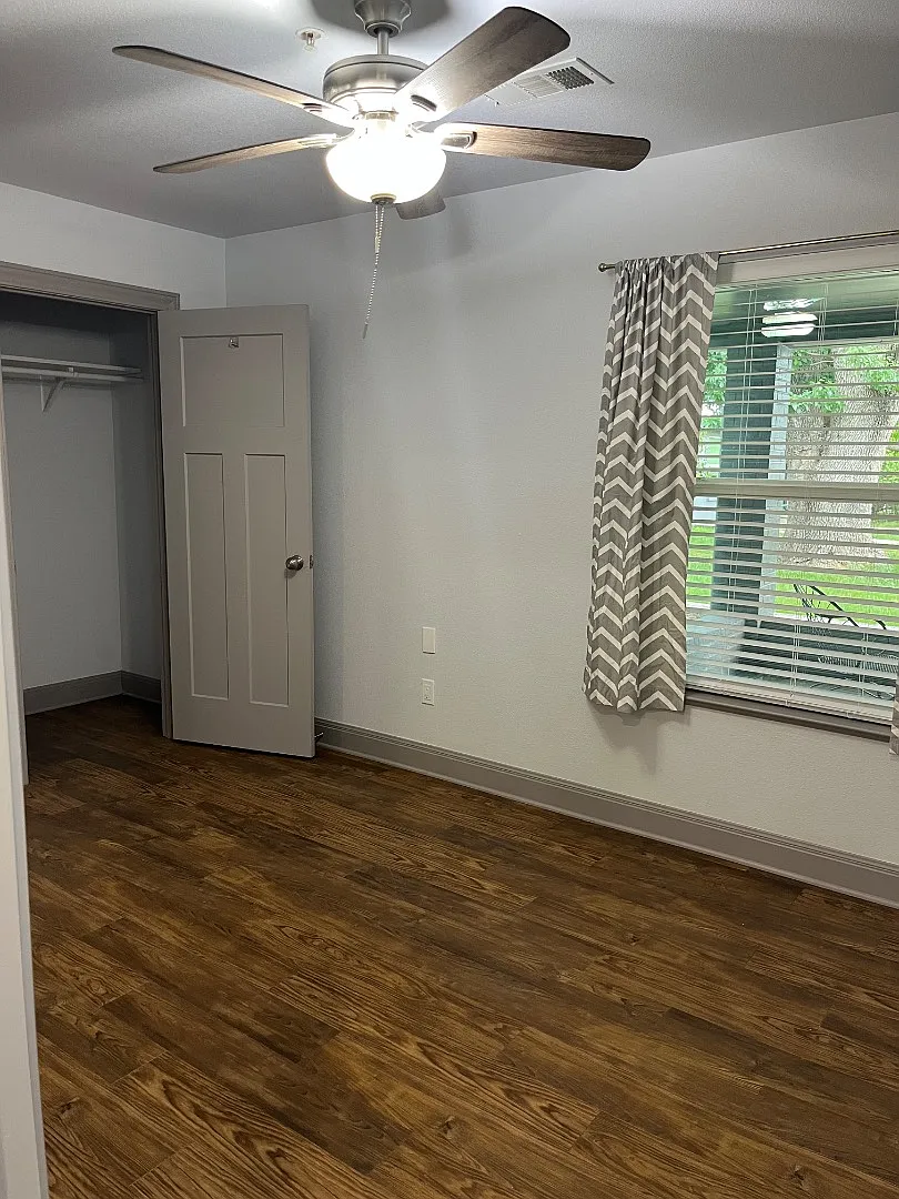 Unit Photo - 618 Live Oak St #2