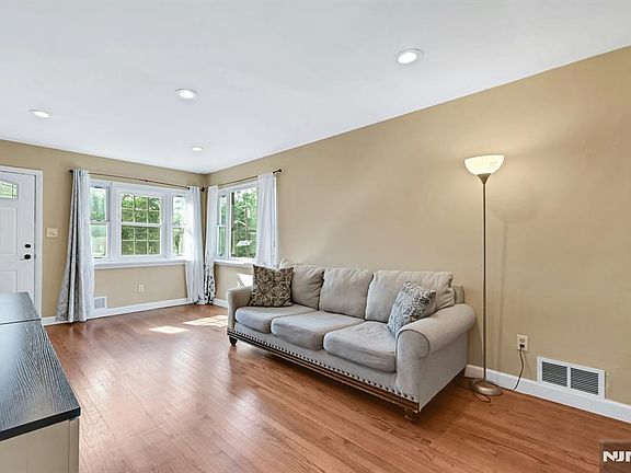 4th image of 151 Knickerbocker Road
