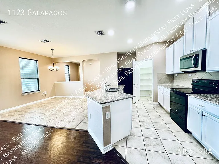 1123 Galapagos — Photo 4