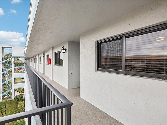 3rd image of 4725 Lucerne Lakes Blvd E APT 405