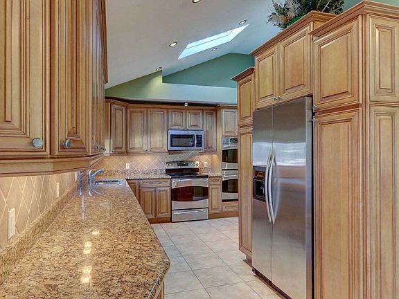 3rd image of 105 Queens Ct