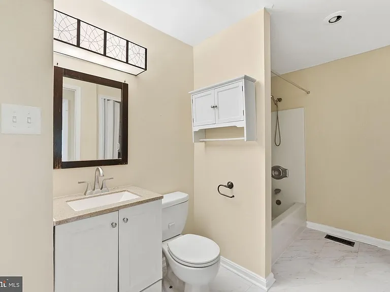 8402 Sleepy Hollow Rd — Photo 16