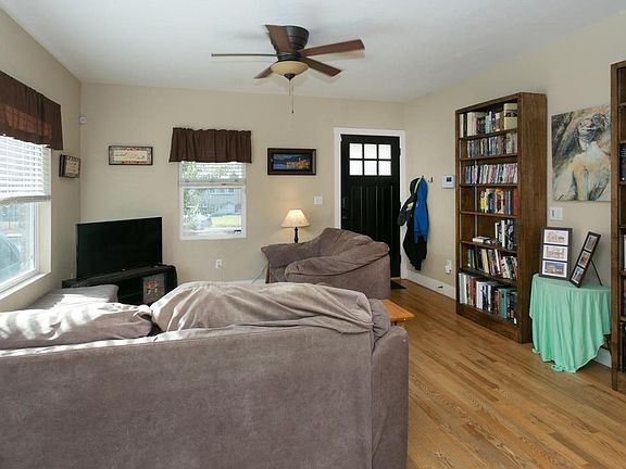 3rd image of 1564 N Tamarac St