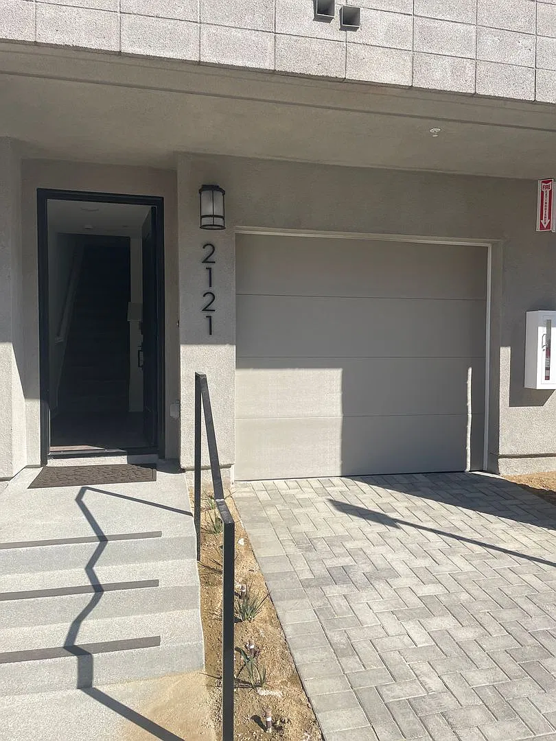Modern 3 Bed 3 Bath Townhome - 3-Story Farmhouse Style with Resort-Like Amenities! — Photo 3