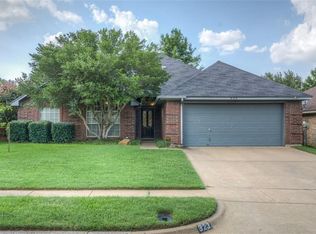 323 Lexington Ln, Euless, TX 76039