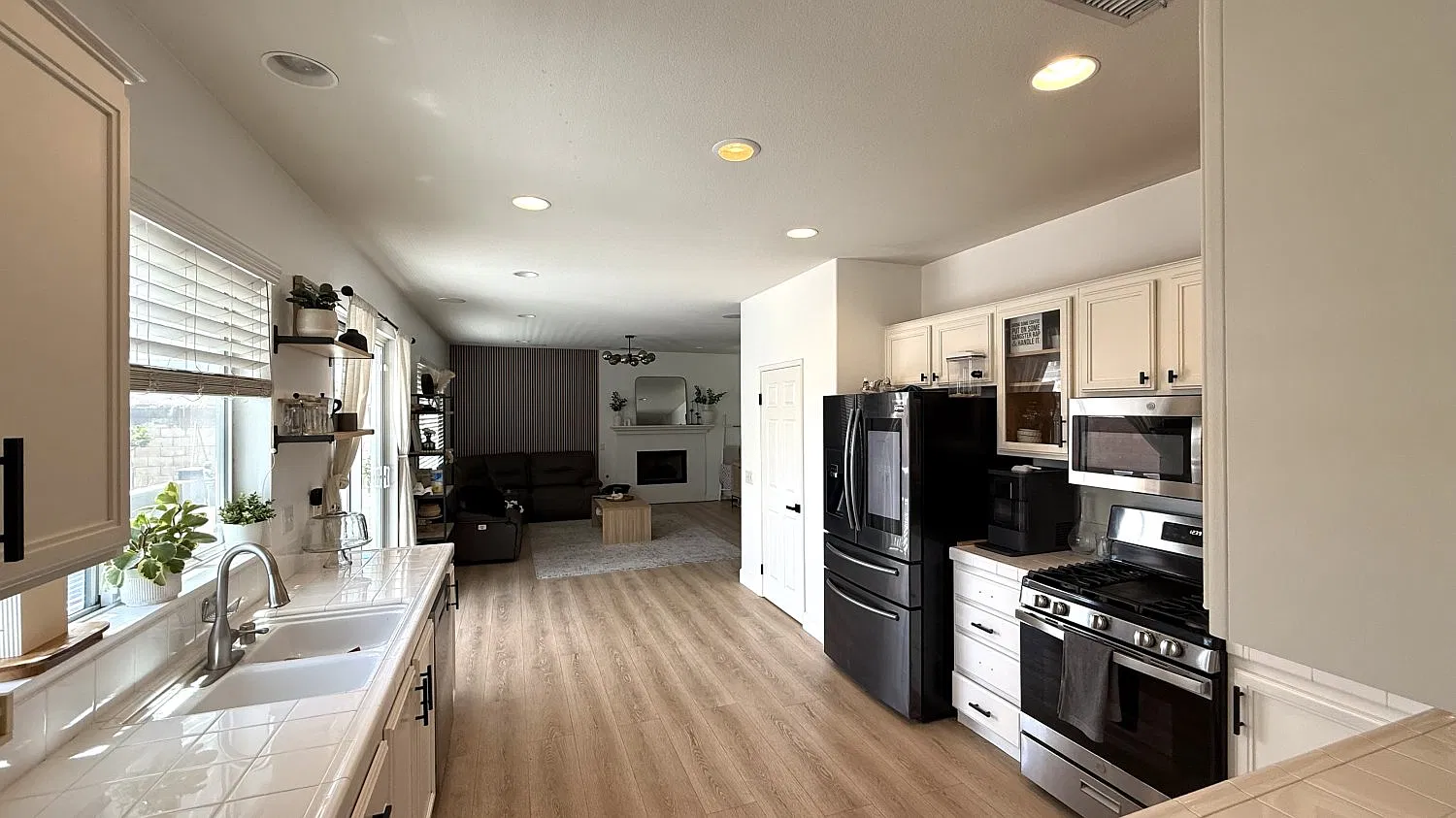 6 bed, 2917 sqft, $4,995 — Photo 4