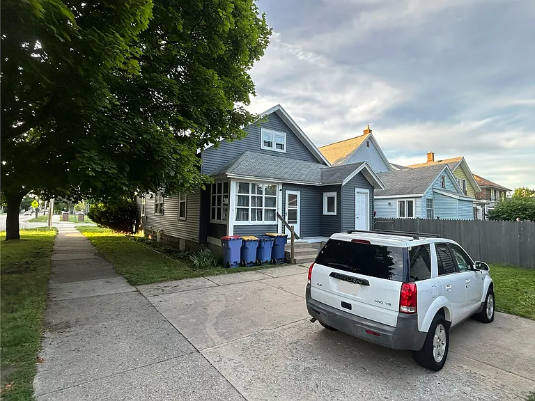 Driveway with 2 parking spaces available