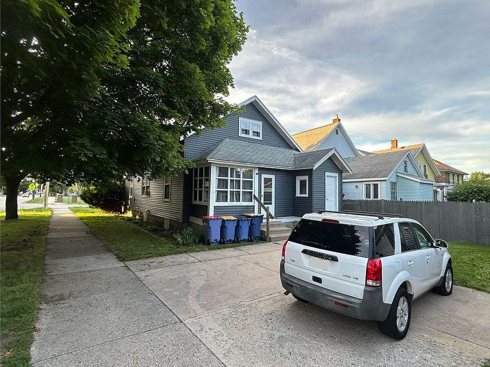 Driveway with 2 parking spaces available