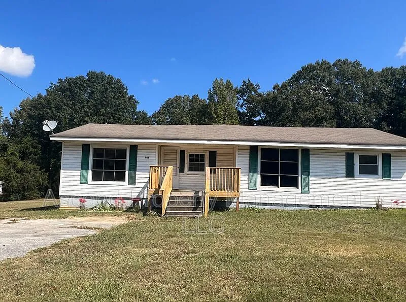 2 bed, 1.0 bath, $1,100 — Photo 1