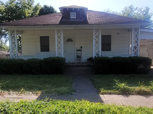 919 N 7th St, Murphysboro, IL 62966