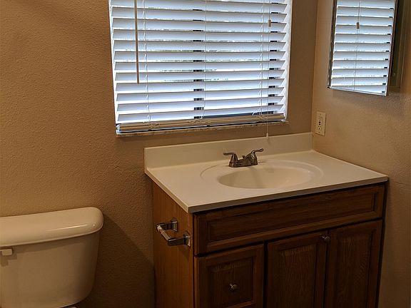 3rd image of 121 NW Crystal St APT A