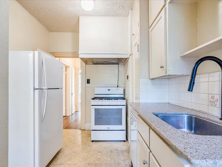 1103 W 22nd St #C — Photo 11