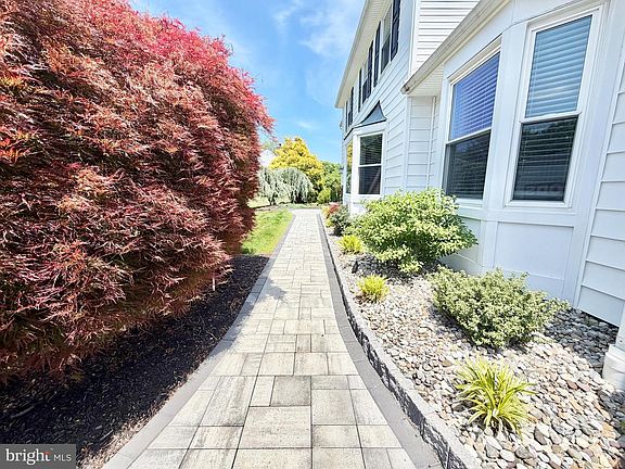 4th image of 15 Greenfield Dr N