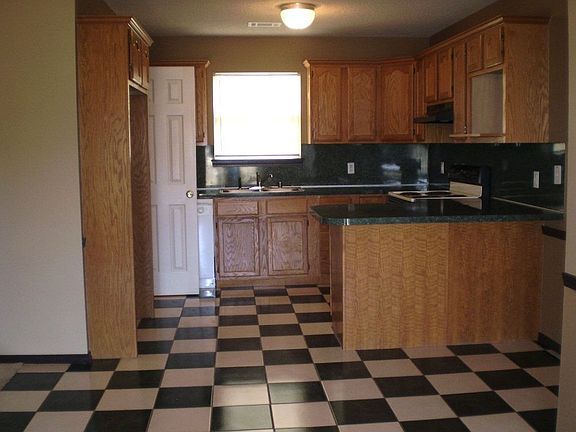 3rd image of 2209 Emerald Dr