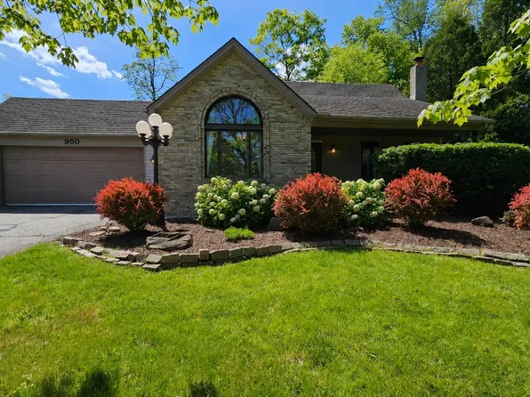 950 Fuller Ln, White Lake, MI 48386