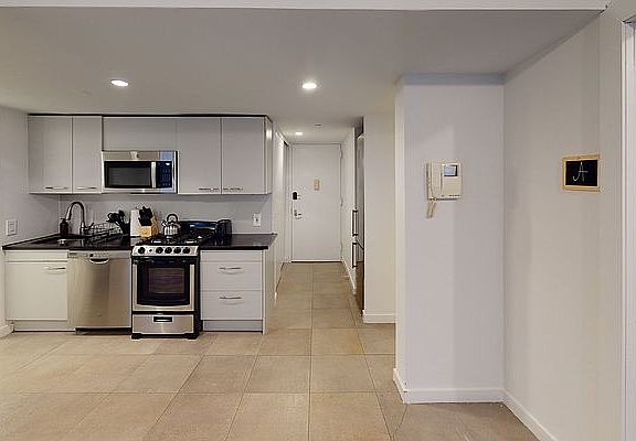 3rd image of 43 Avenue C APT Gb