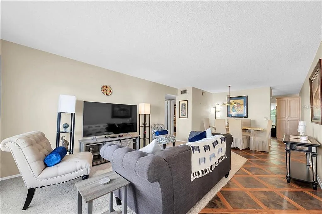2 bed, 2.0 bath, 1100 sqft, $2,000 — Photo 4