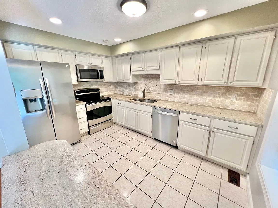 302 Foxwood Cir — Photo 3