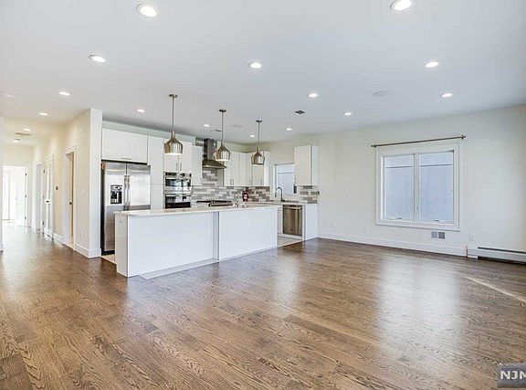 3rd image of 412 Lawton Ave