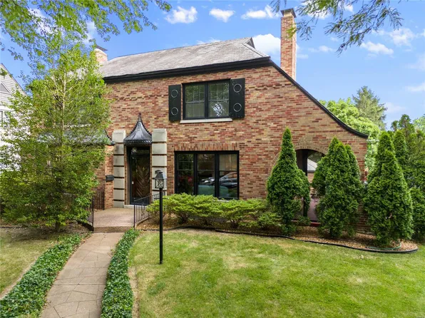 7474 York Dr, Saint Louis, MO 63105