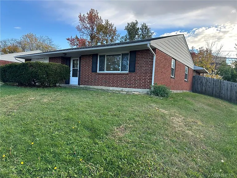2824 Pinegrove Dr — Photo 1