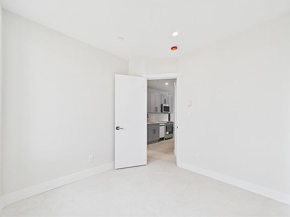 5th image of 315 W Broadway #047ab8538
