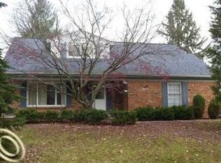 8408 Hampton Rd, Grosse Ile, MI 48138