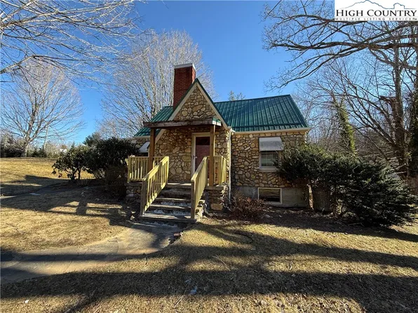 2562 US Highway 221, Jefferson, NC 28640