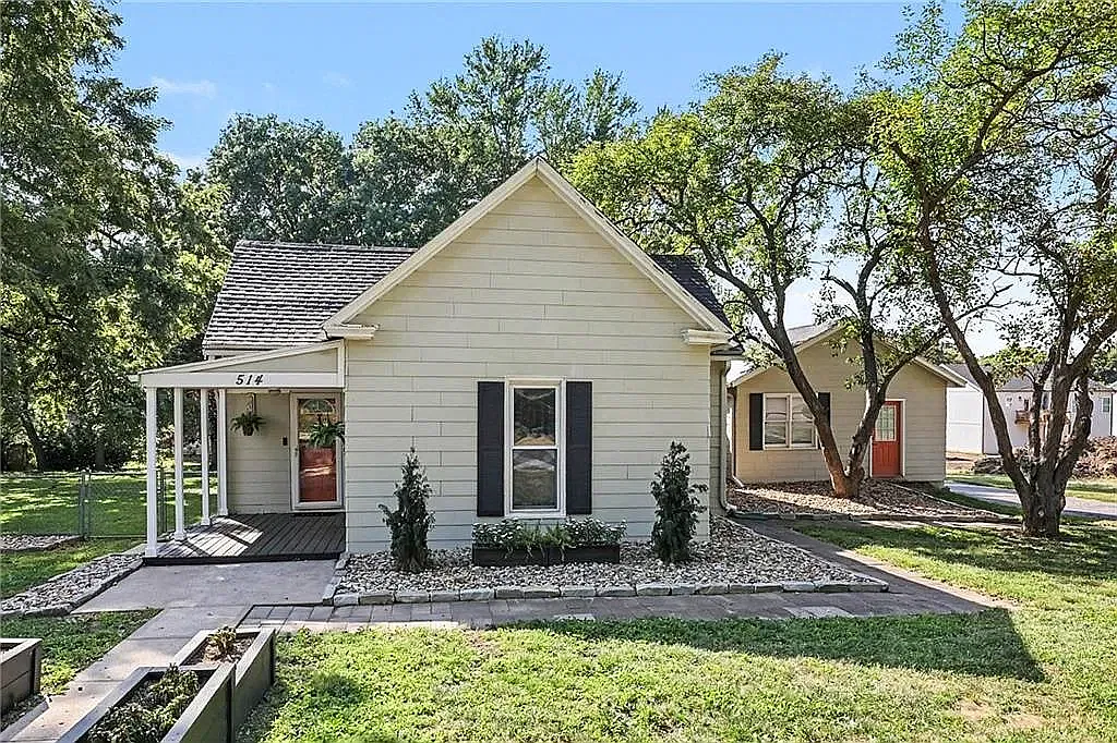 3 bed, 1.5 bath, 1290 sqft, $1,995 — Photo 3