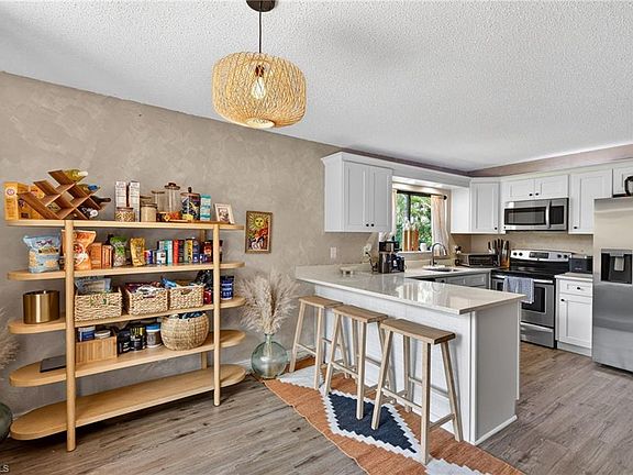 5th image of 1466 Park Shore CIR #3