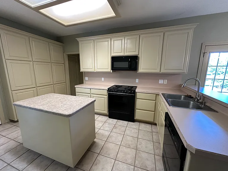 3920 Park Hurst Dr — Photo 5