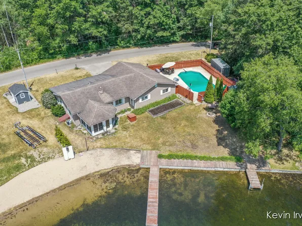 8792 Navaho Trl, Howard City, MI 49329
