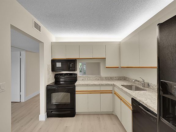 4th image of 2825 Casita Way #104