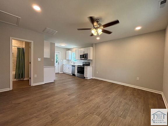 4th image of 203 4th St