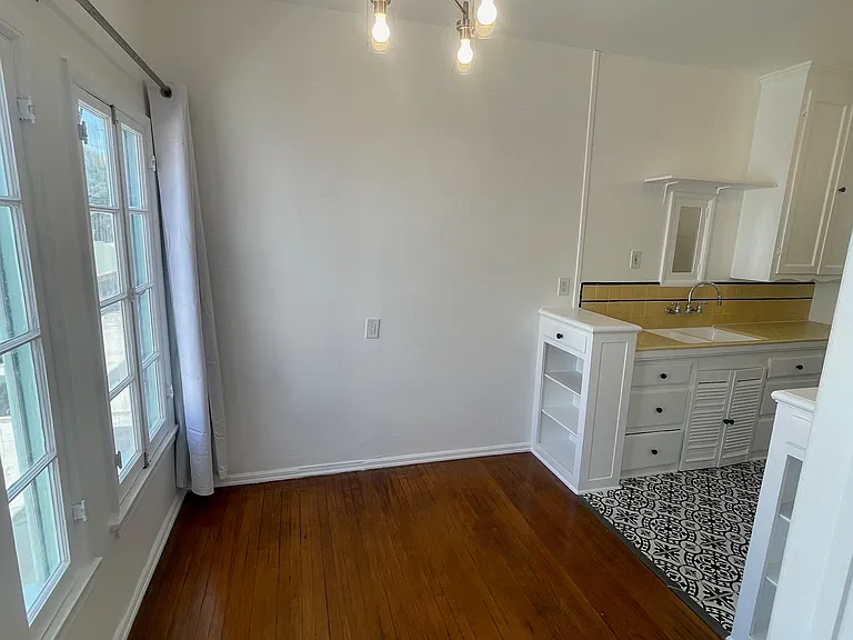 431 S Cloverdale Ave #7 — Photo 2