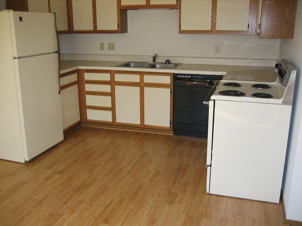 Kitchen w/wood floor and all appliances
