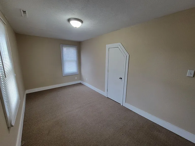 916 N Hill St — Photo 62