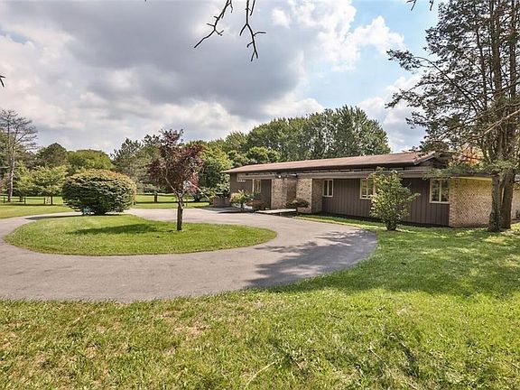 2nd image of 11 Stoney Clover Ln