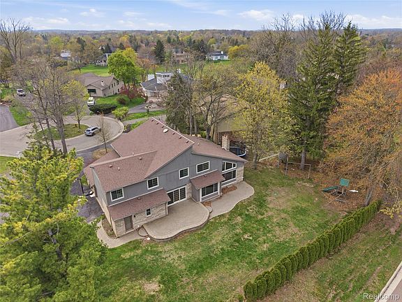 3rd image of 2084 Wabeek Hill Ct