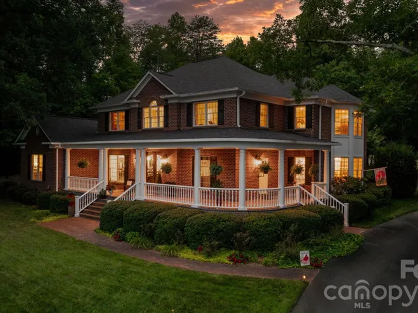 3740 Pinecrest Dr NE, Hickory, NC 28601