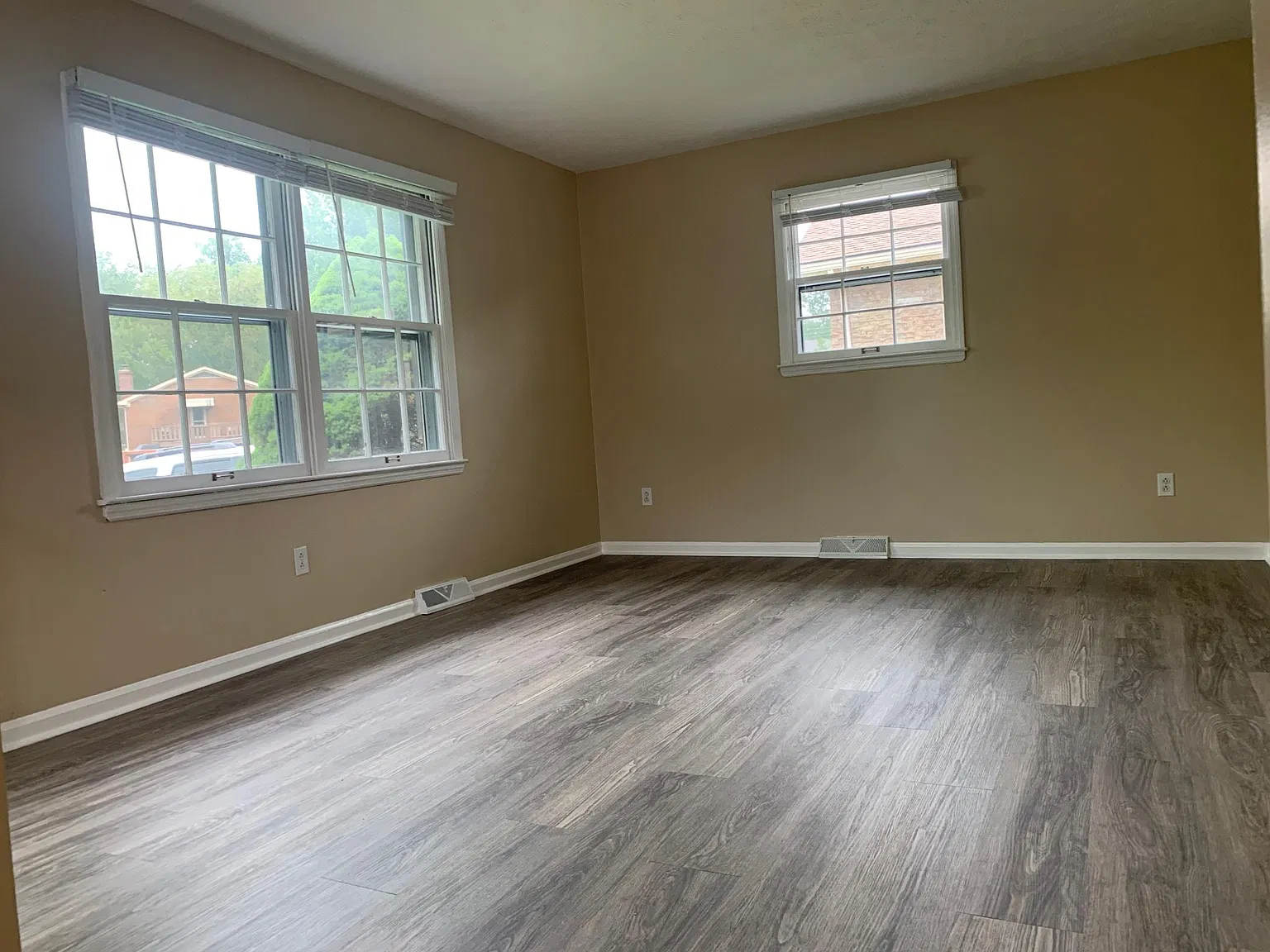 585 Buckingham Ln — Photo 4