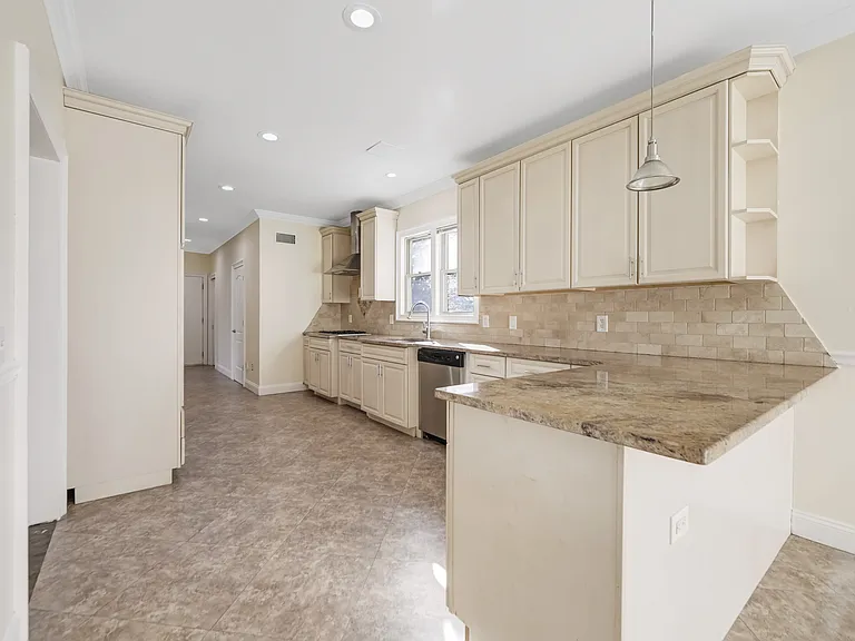 831 Pascack Rd — Photo 8