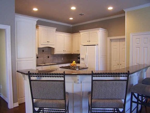 4th image of 908 Edgemeer Ln