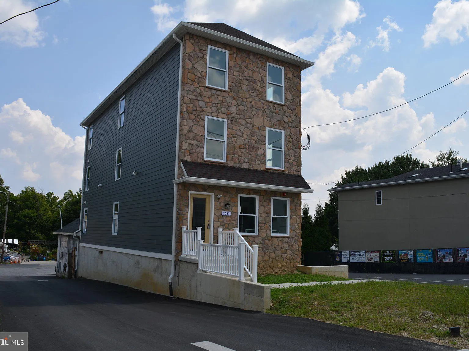 2 bed, 2.0 bath, 938 sqft, $1,700 — Photo 2